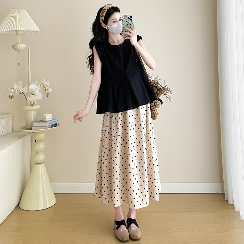 Bộ đồ bà bầu gồm áo sơ mi và váy chấm bi, phù hợp mùa hè