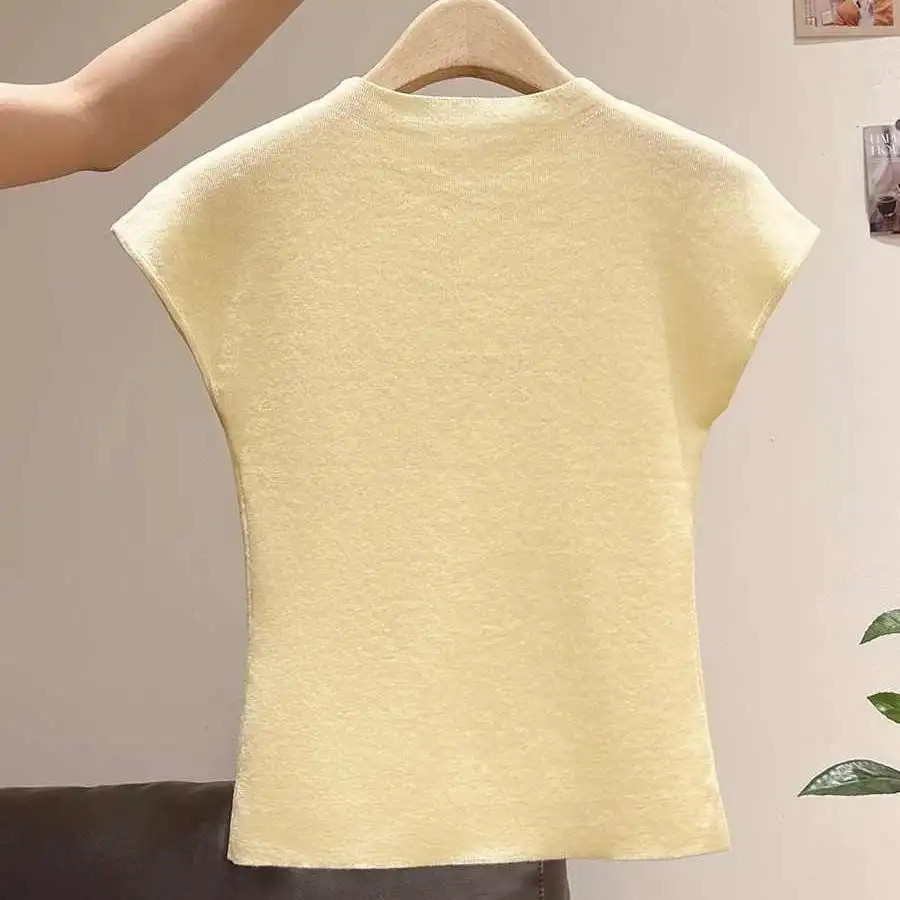 Áo ngắn kiểu Pháp màu vàng in chữ, phù hợp mặc mùa hè