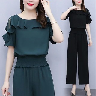 Bộ trang phục thời trang và tôn dáng dành cho nữ , bộ hai mảnh với thiết kế ôm eo và tôn dáng.