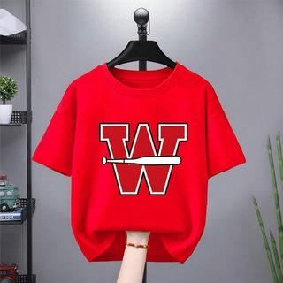Mũ lưỡi trai bóng chày cho bé trai, in chữ "W" trong tiếng Anh, kiểu dáng giản dị và thoải mái. Áo thun cổ tròn.