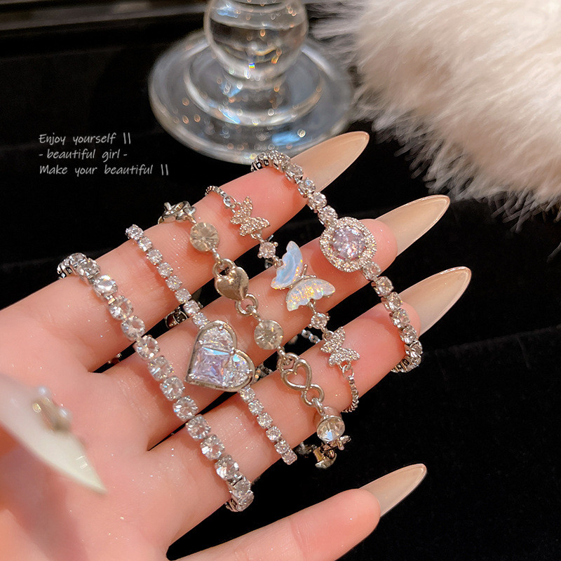 Vòng tay ngọc trai cao cấp với đá zircon tinh tế, phù hợp làm trang sức thời trang cho nữ