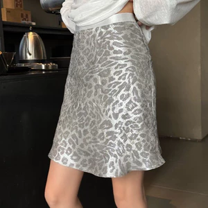 Váy ngắn in họa tiết da báo nữ, dáng ôm, xu hướng mới mùa thu