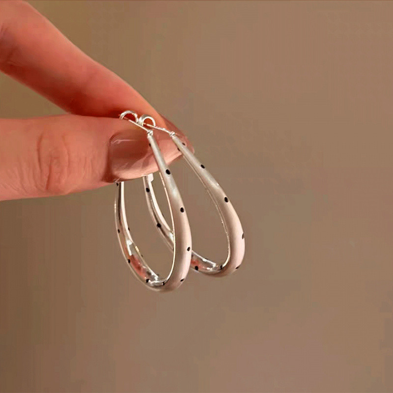 Bông tai thu đông chấm bi và trơn da báo, thời trang cho nữ