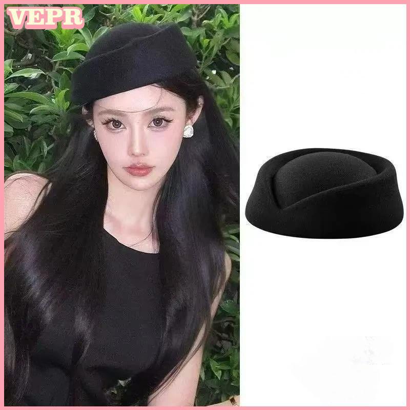 Mũ nồi tiếp viên hàng không phong cách vintage với phụ kiện tóc kẹp