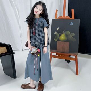 Bộ đồ bé gái mùa hè – áo thun phối áo hai dây caro và quần ống rộng phong cách Hàn Quốc