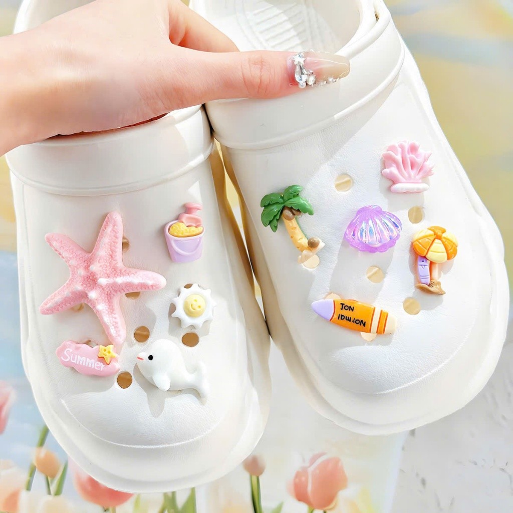 Set Charm Biển Mùa Hè Pastel Cute – Sao Biển, Vỏ Sò, Cá Heo, Dừa, Phao Bơi, Kem, Nắng – Charm Gắn Dép Dễ Thương