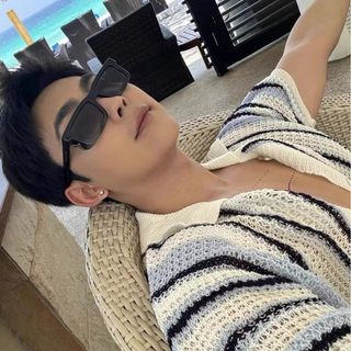 Dịch Chu Dịch Áo Len Dệt Kim Sọc Rỗng Tương Phản Cổ Điển