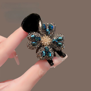 Kẹp tóc cao cấp hình bông hoa kim cương với thiết kế bốn lá clover và đuôi ngựa cao, phù hợp làm đẹp cho mái tóc.