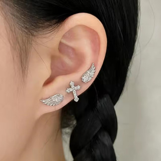 Bông tai thời trang dành cho nữ với thiết kế pha lê cổ điển, phù hợp phong cáchpunk rock đến urban, hợp kim nhẹ không gây dị ứng.