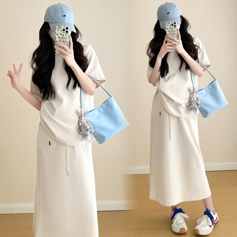 Bộ đồ bà bầu mùa hè gồm áo thun cổ tròn và váy nút mũi lợn