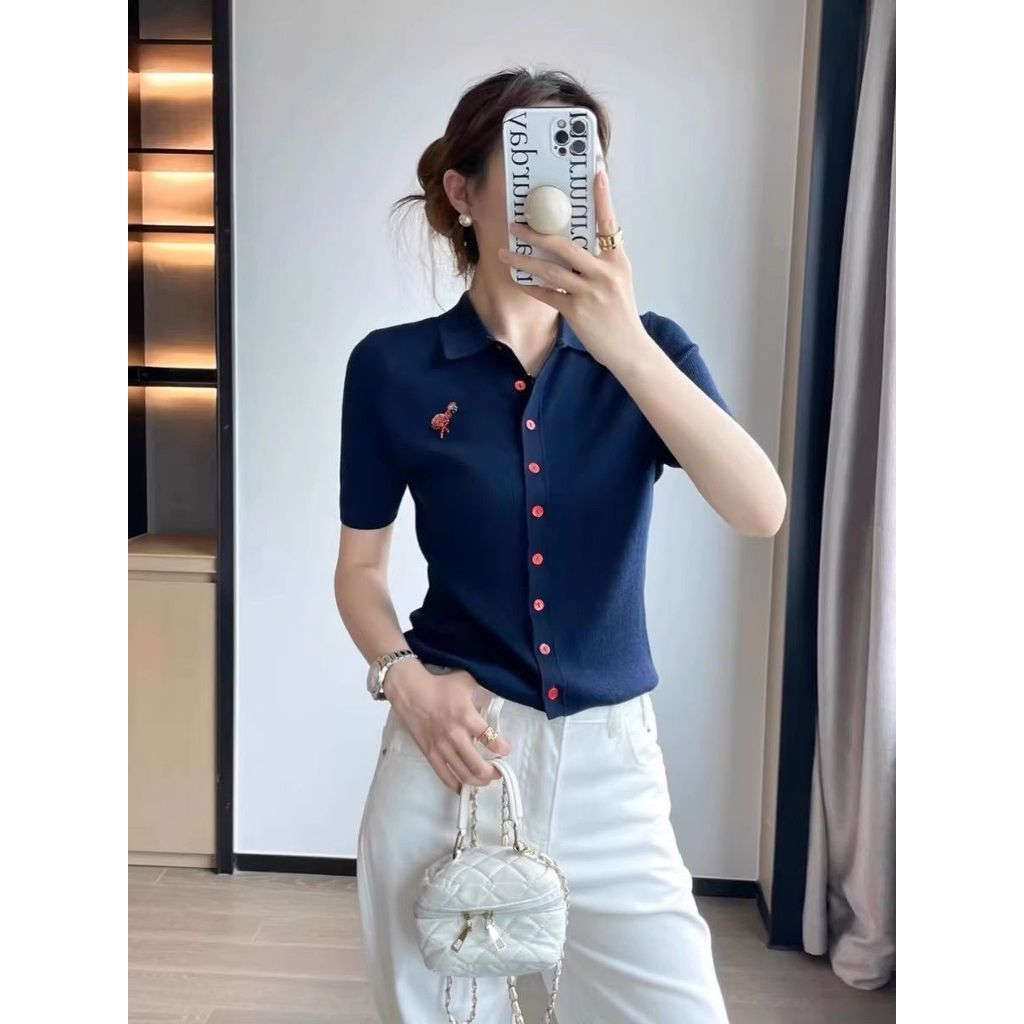 Mẫu áo len dệt kim phiên bản Hàn Quốc có thiết kế thêu đơn giản và cổ Polo ngắn tay. Sản phẩm mang phong cách mới mẻ, giúp bạn trông thanh lịch khi đi lại hàng ngày.