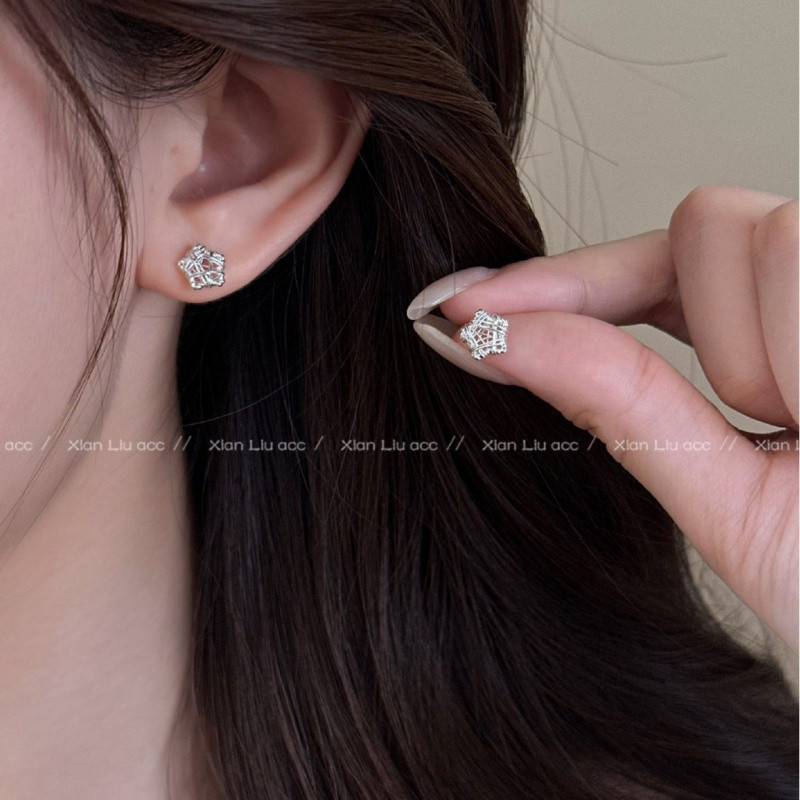 Bông tai ngôi sao năm cánh bạc rỗng, thiết kế nhỏ và tinh tế, phù hợp cho người yêu thích vẻ thanh lịch