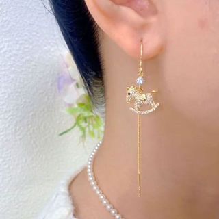 Bông tai tua rua màu vàng thiết kế vui vẻ và độc đáo, phù hợp thời trang
