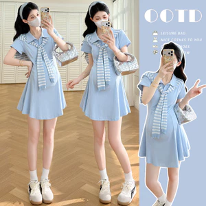 Bộ đồ bà bầu hai mảnh với váy cut-out và khăn choàng sọc, vải thoáng mát dành cho mùa hè