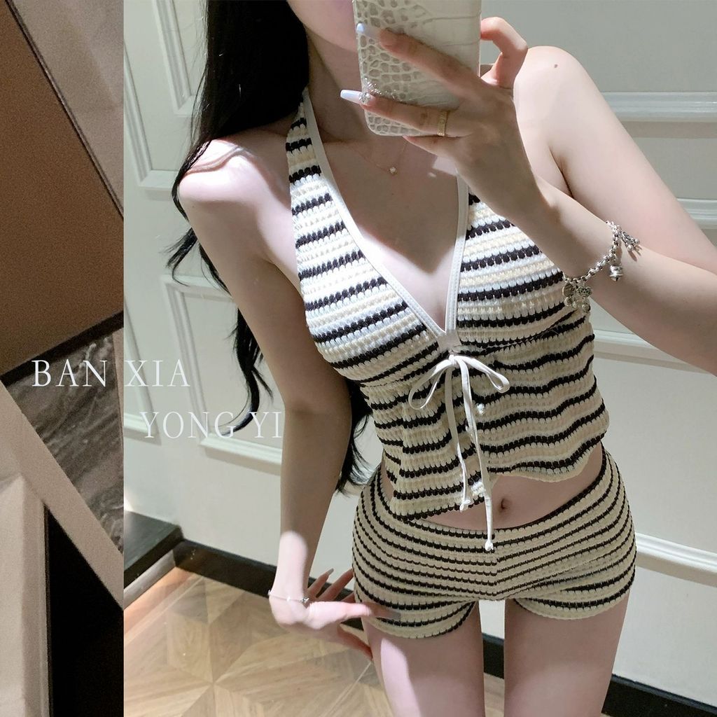 Đồ bơi nữ strappy dây cổ nhỏ ngực, thiết kế bảo thủ, phù hợp cho kỳ nghỉ biển và suối nước nóng