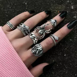 Sản phẩm gồm 7 chiếc nhẫn Gothic punk vintage dành cho nữ, làm bằng kim loại với họa tiết nhện, dơi, rắn và đầu lâu, phù hợp với phong cách thời trang tối tăm [Mina]