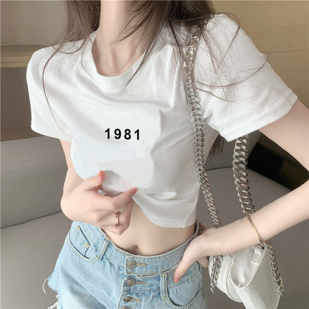 Áo croptop nữ này có thiết kế khoe eo, chất liệu mềm mại và thoải mái.