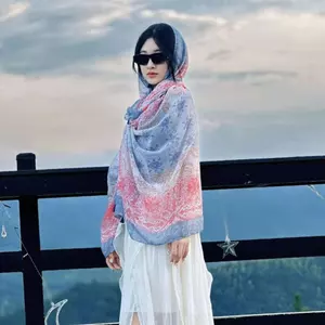 Mặc chống nắng khăn lụa phong cách dân tộc cho du lịch bên bãi biển mùa hè