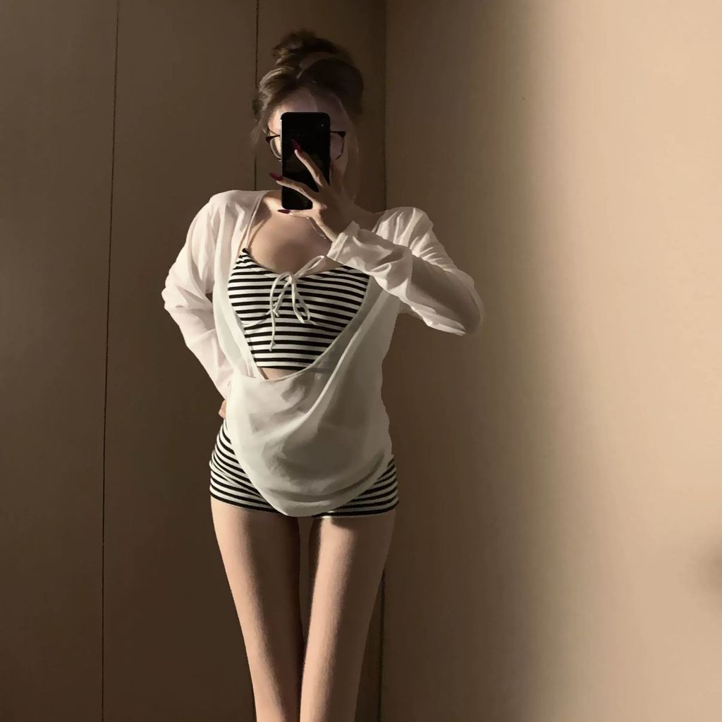 Áo Dài Tay Chống Nắng và Bikini Sọc Chia - Phong Cách Đồ Bơi Hè