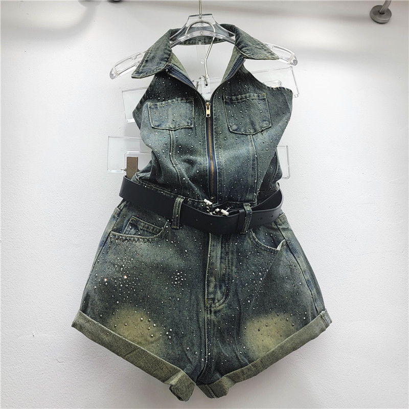 Jumpsuit denim nữ mùa xuân hè với dây cổ và họa tiết kim cương giả, thiết kế ôm body và cut A-line rộng.