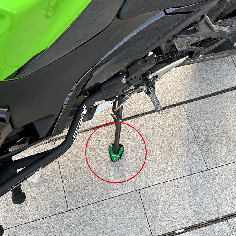 Thích hợp cho Kawasaki Ninja400 Z400 Xe Máy Bên Hỗ Trợ Cực Lớn Tăng Chiều Cao Ghế Mở Rộng Miếng Lót Chân Chống Trơn Trượt Bên Chân Đế Sửa Đổi Phụ Kiện