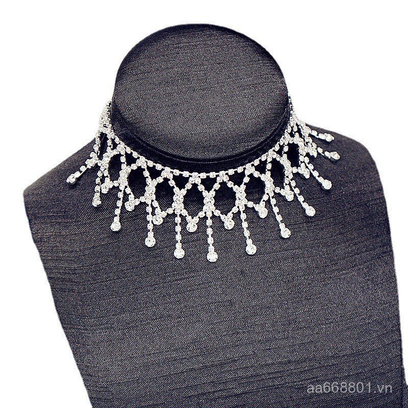 Vòng cổ thời trang với kim cương và đá đính cẩn thận, thiết kế rộng rãi, phù hợp xu hướng quốc tế