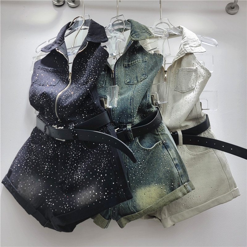 Jumpsuit denim nữ mùa xuân hè với dây cổ và họa tiết kim cương giả, thiết kế ôm body và cut A-line rộng.