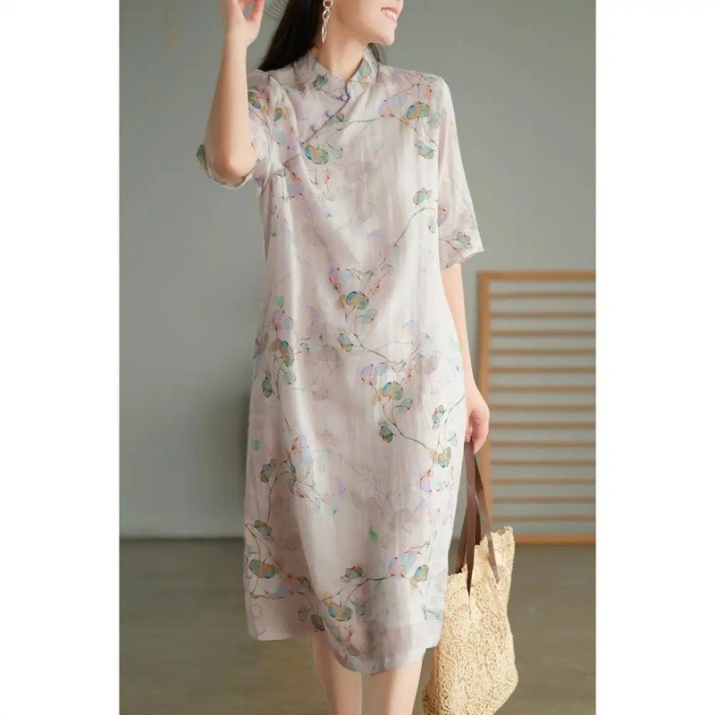 Đầm sườn xám cao cấp được thiết kế lại với cổ đứng dành cho nữ, thiết kế eo rộng rãi , đầm dáng dài vừa phải, tôn dáng