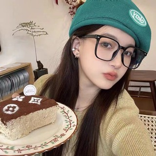 Kính mát phong cách Hàn Quốc, mặt kính lớn, kính mỏng, khung đen dạng chữ nhật với độ phân giải cao, phù hợp cho người cận thị.