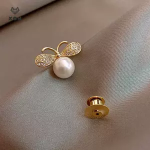 Trâm cài bướm với kim cương giả và ngọc trai lớn, món quà tặng sang trọng