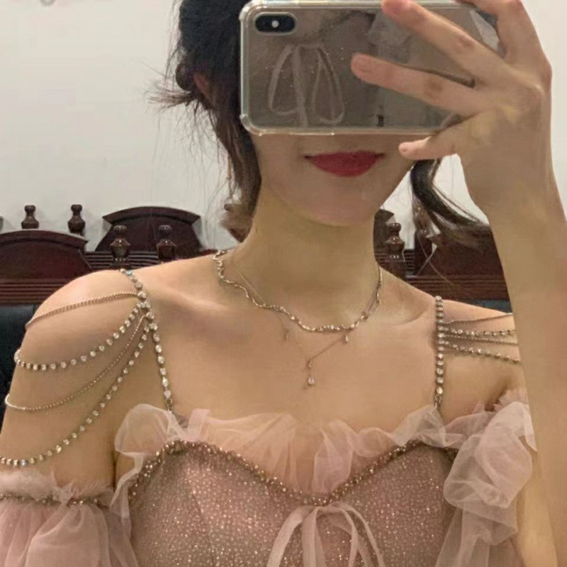 Váy dạ hội cô dâu thanh lịch kèm khăn choàng nhiều lớp ngọc trai giả