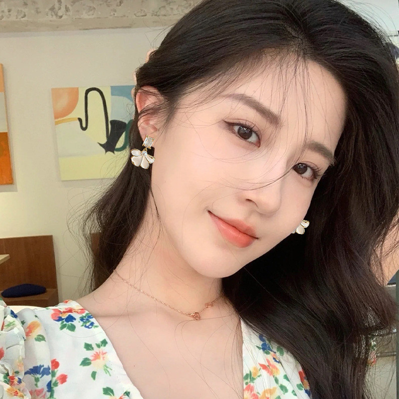 Bông tai đơn giản từ bạc 925 với kim cương và ngọc trai, thiết kế hình vuông nhỏ, phong cách sang trọng.