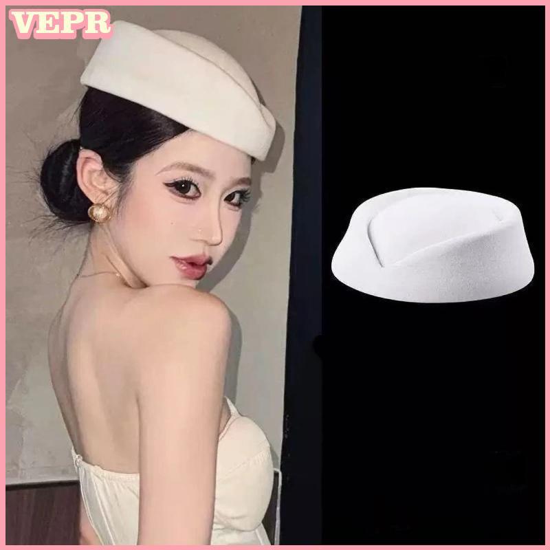 Mũ nồi tiếp viên hàng không phong cách vintage với phụ kiện tóc kẹp