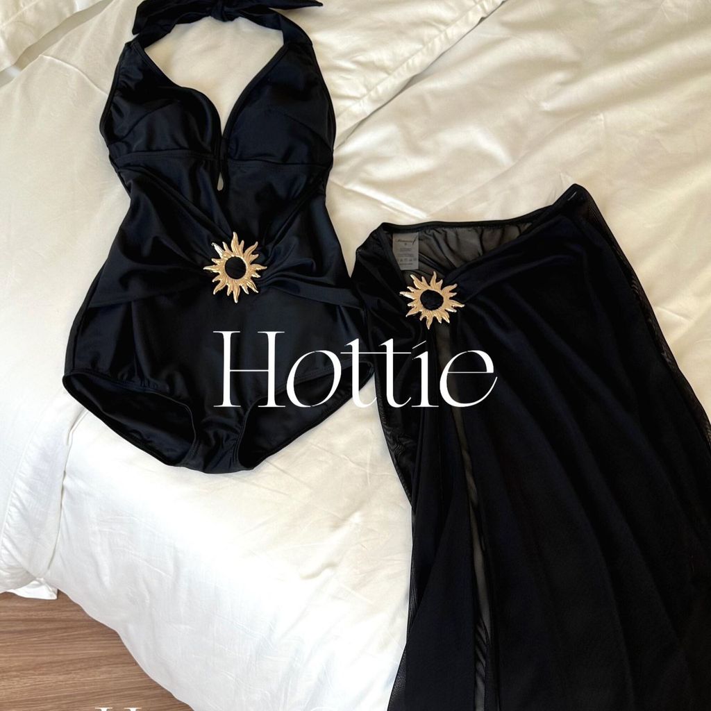 Đồng phục tắm dáng halter cổ chữ V sâu, thiết kế slim-fit, phù hợp kỳ nghỉ biển