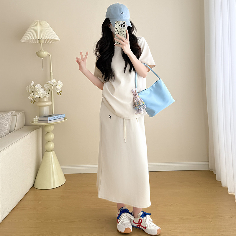 Bộ đồ bà bầu mùa hè gồm áo thun cổ tròn và váy nút mũi lợn
