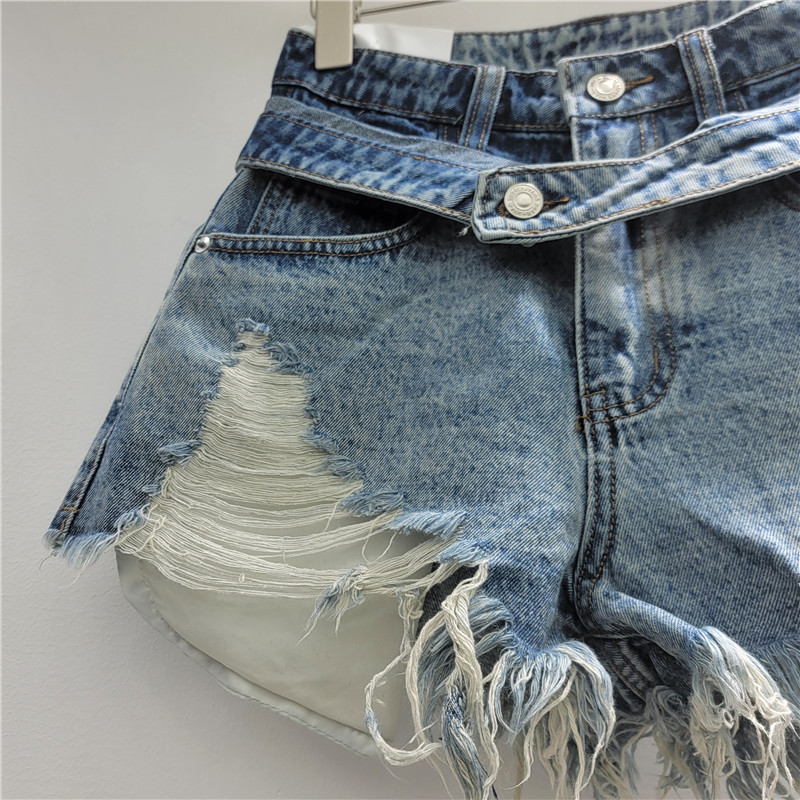 Quần short denim rách phai màu nữ, thiết kế ôm vừa vặn, phù hợp xu hướng Hàn Quốc