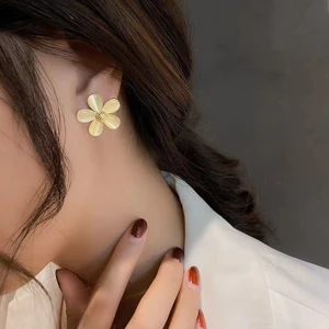 Bông tai đá mắt mèo màu vàng, thiết kế cánh hoa năm cánh có hạt vàng ở giữa, phù hợp mọi dịp