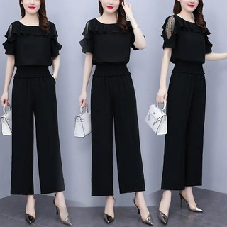 Bộ trang phục thời trang và tôn dáng dành cho nữ , bộ hai mảnh với thiết kế ôm eo và tôn dáng.
