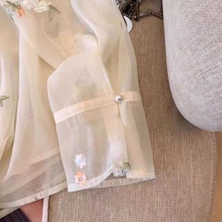 Áo sơ mi voan thêu hoa phong cách retro Trung Hoa, mỏng nhẹ dành cho mùa xuân - hạ, dáng dài tay phù hợp mix cùng váy hoặc top.