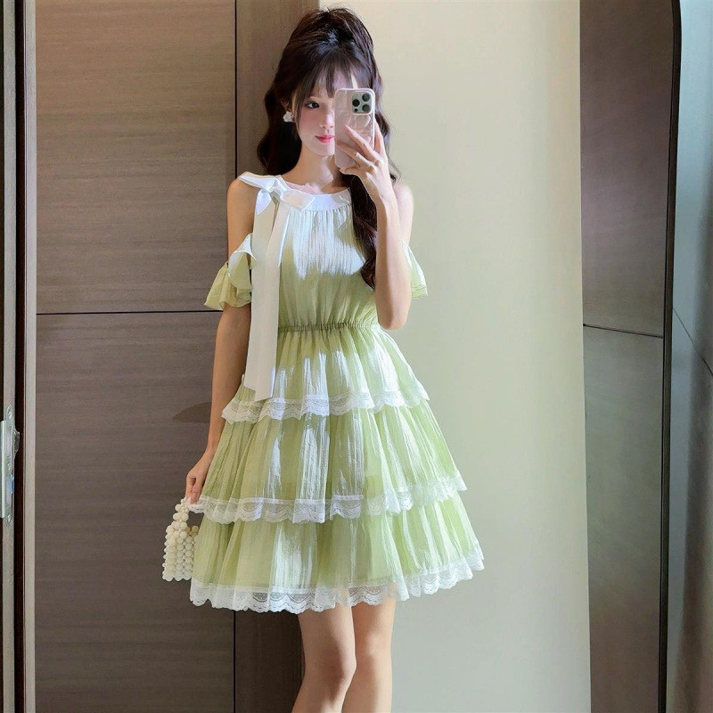 Váy tiên nữ mùa hè trẻ trung và ngọt ngào dành cho nữ, với thiết kế cổ yếm thời trang, vai khoét, viền ren