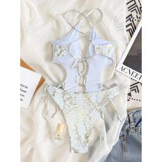 Đồ bơi nữ một mảnh màu trắng có họa tiết chữ thập rỗng ở lưng, phù hợp cho tắm biển