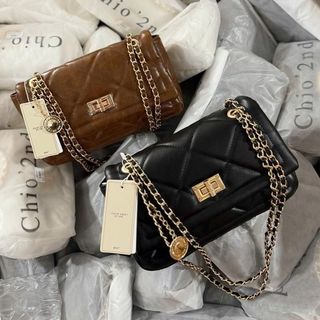 Chio2nd - Túi Chần Trám Da Trơn Mềm Khoá Xoay Đeo Vai Charm đồng xu