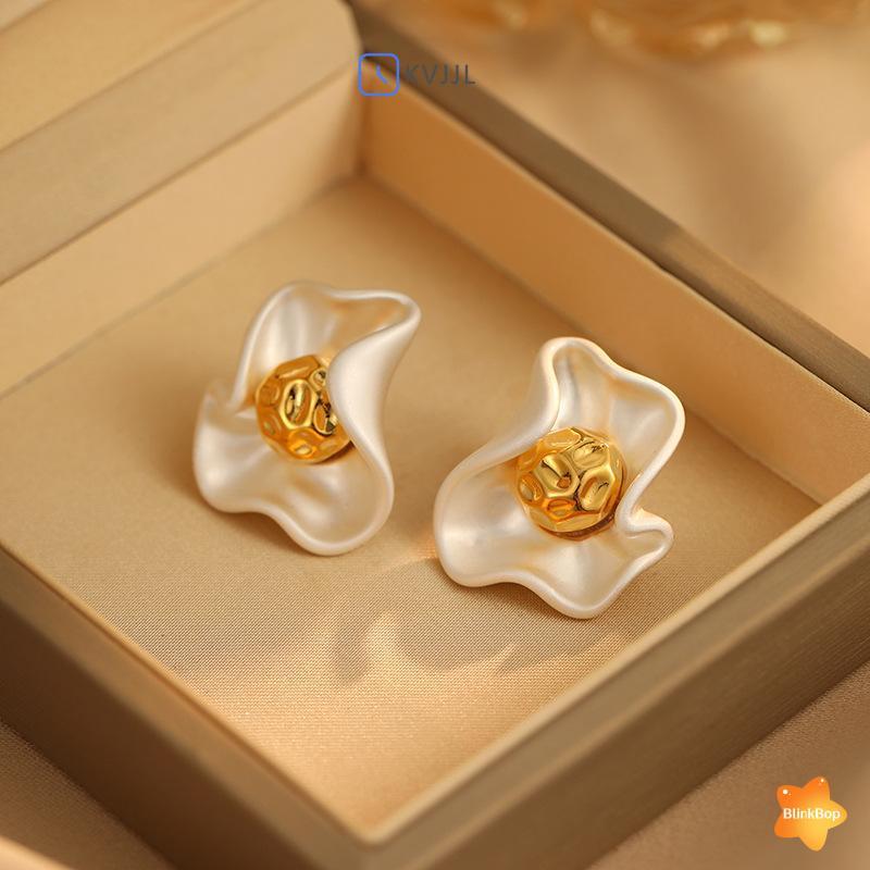 <![CDATA[Bông tai hình hoa đỏ thiết kế tinh tế và đơn giản]]>