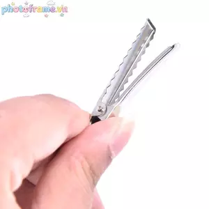 Khung ảnh gồm 50 chiếc kẹp tóc kim loại cá sấu, kèm nơ và răng barrette - DIY tiện lợi