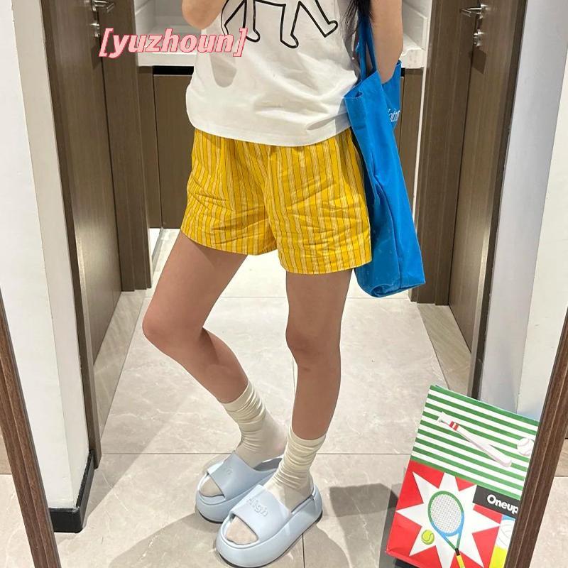 Quần short nữ màu sọc vàng, dáng rộng, eo cao, phù hợp thời trang thể thao mùa hè