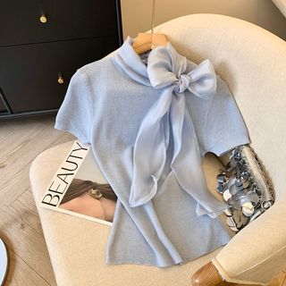 Áo sơ mi ren nơ lớn phối màu xanh tím, dáng slim-fit vai ngắn, size lớn phù hợp xu hướng xuân hè ngọt ngào