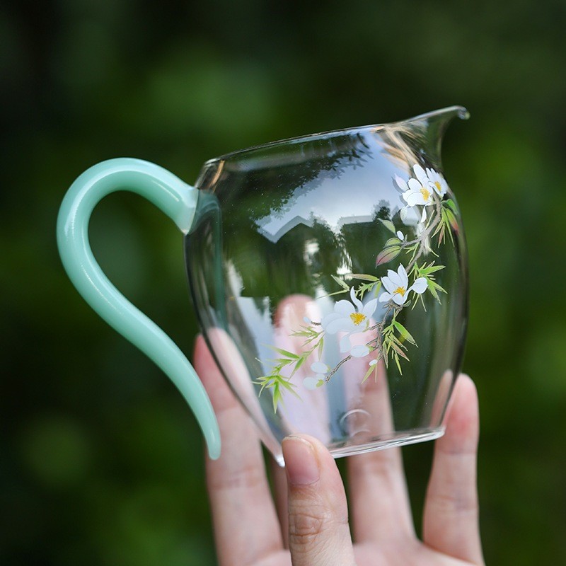 Tống chuyên trà thủy tinh chịu nhiệt Borosilicate cao cấp họa tiết hoa, tay cầm mầu xanh cốm Dung Tích 240 ml