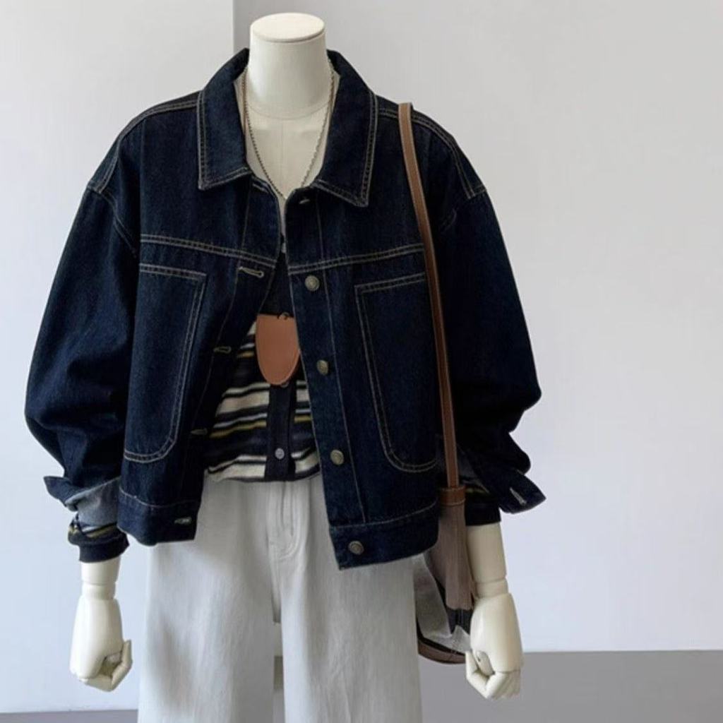 Màu xanh đậm Áo khoác denim ngắn nữ retro lao động, phù hợp xuân thu với túi thiết kế