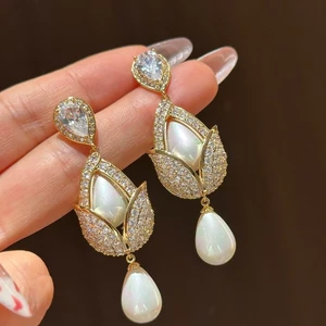 Bông tai dài zircon và ngọc trai, thiết kế tinh tế, sang trọng