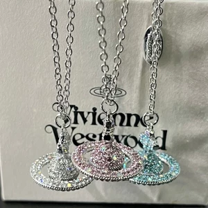 Vòng cổ Vivienne đá quý kim cương ba chiều sao thổ, thiết kế niche lớp xương đòn